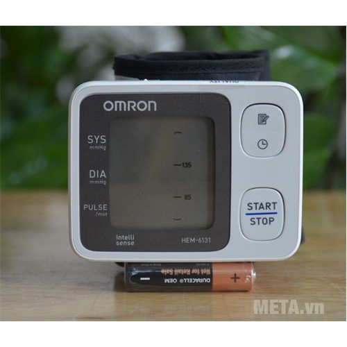 Máy đo huyết áp cổ tay Omron Hem-6131 tặng dụng cụ lấy ráy tai có đèn
