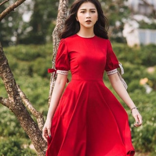 Đầm đỏ xoè phối ren tay