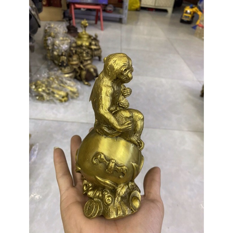 Khỉ ngồi quả đào