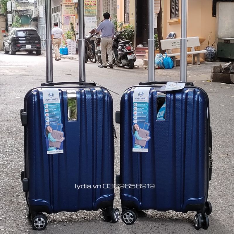 Vali nhựa dẻo size 24 inch  mầu đỏ sale lỗ, hãng Hùng Phát bảo hành 5 năm