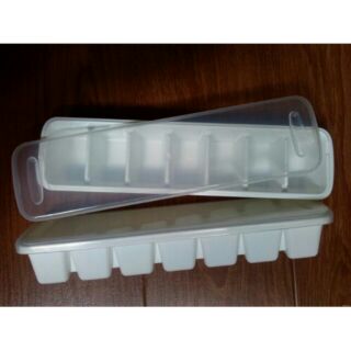 Khay đá có nắp đậy: 25k/set 2khay như hình