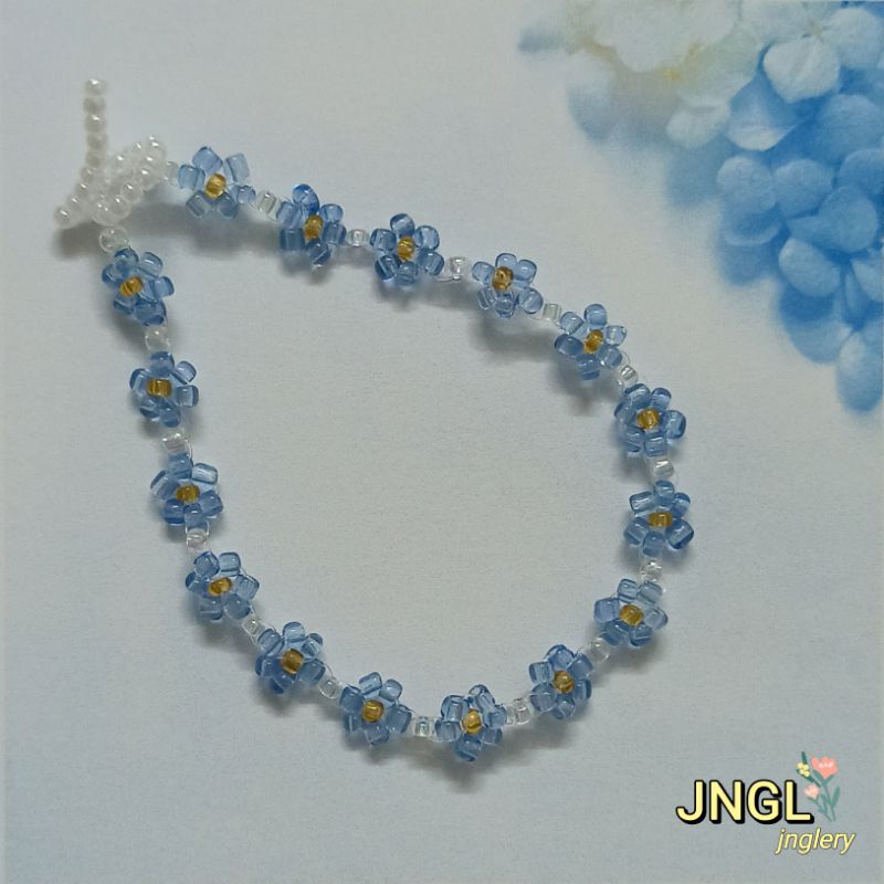 Vòng tay hạt cườm handmade kết hoa nhí màu xanh biển mã TK505