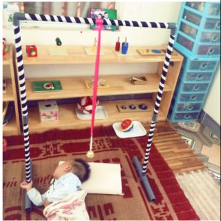 Giá treo giáo cụ montessori và các đồ dùng phát triển kỹ năng cho bé