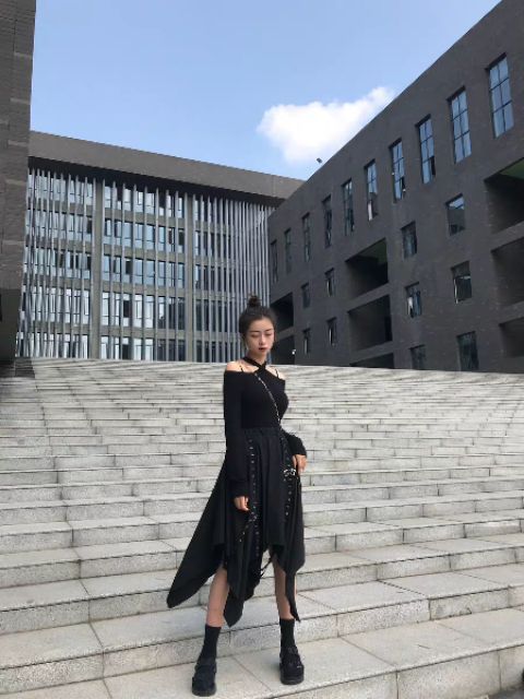 Chân váy đen xòe vạt lệch xẻ chéo cách điệu cá tính với dây kim loại style Ulzzang siêu chất 😍
