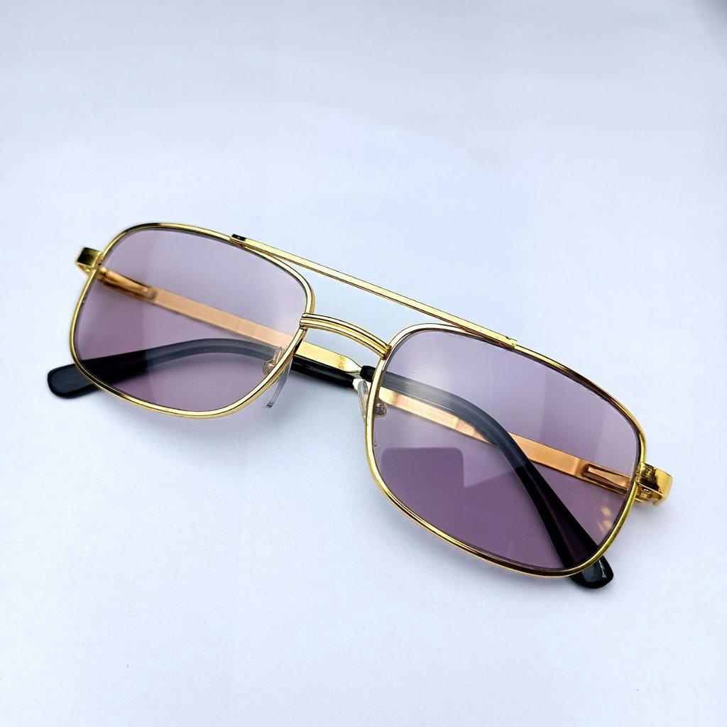 Kính đổi màu tròng thủy tinh mặt vuông gọng titan cứng.