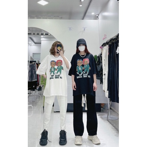 Áo phông hai anh chàng cầm tay TT12