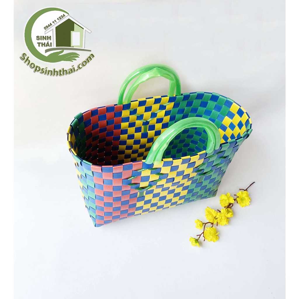 Giỏ làn nhựa giả mây đan nhiều màu, quai xách đôi 40cm x 25cm - màu ngẫu nhiên
