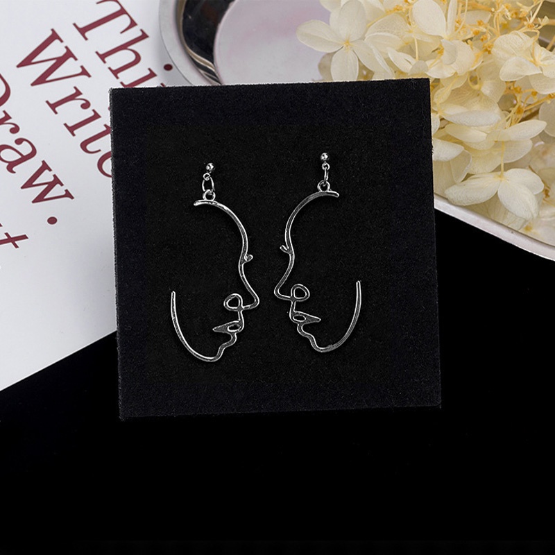 1 Đôi Khuyên Tai Kim Loại Thiết Kế Đục Lỗ Phong Cách Cổ Điển