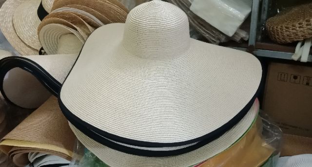 Mũ cói vành rộng trắng tinh viền đen siêu sang chảnh