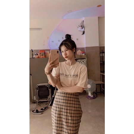 set áo thun kèm chân váy caro dài vintage (hình thật shop Thảo Nhỏ Store chụp phía sau )