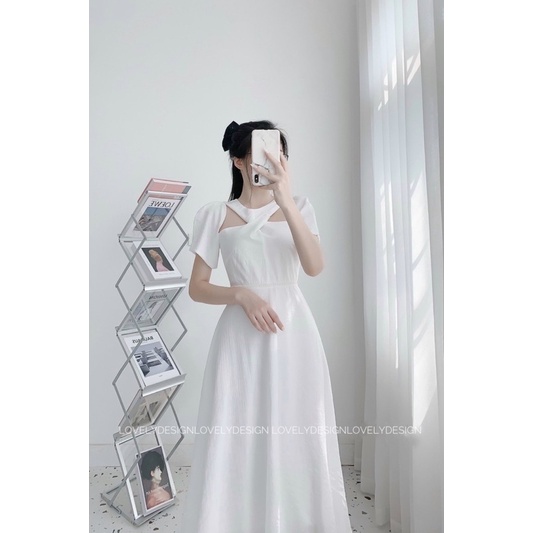 Váy chéo cổ thiết kế dún ngực điệu đà, dáng xoè sang chảnh