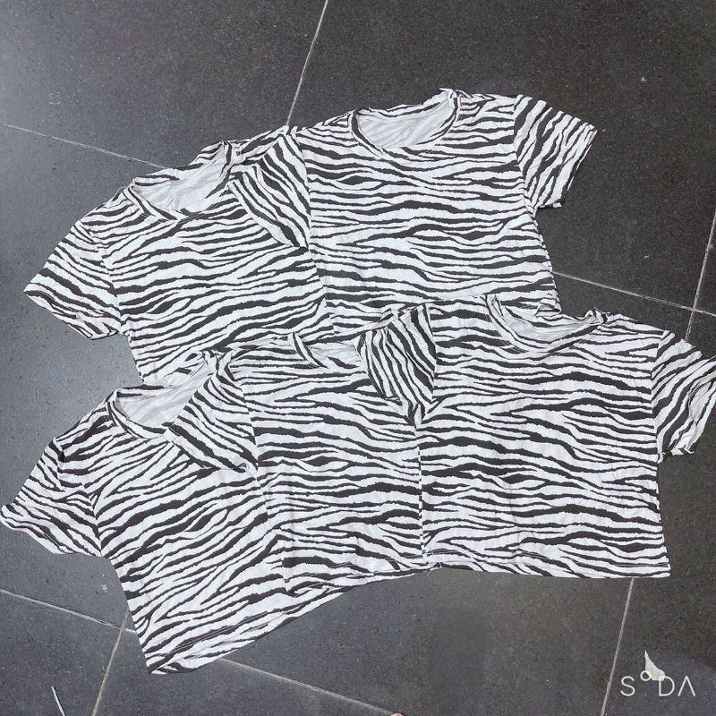 Áo croptop form ôm in họa tiết ngựa vằng