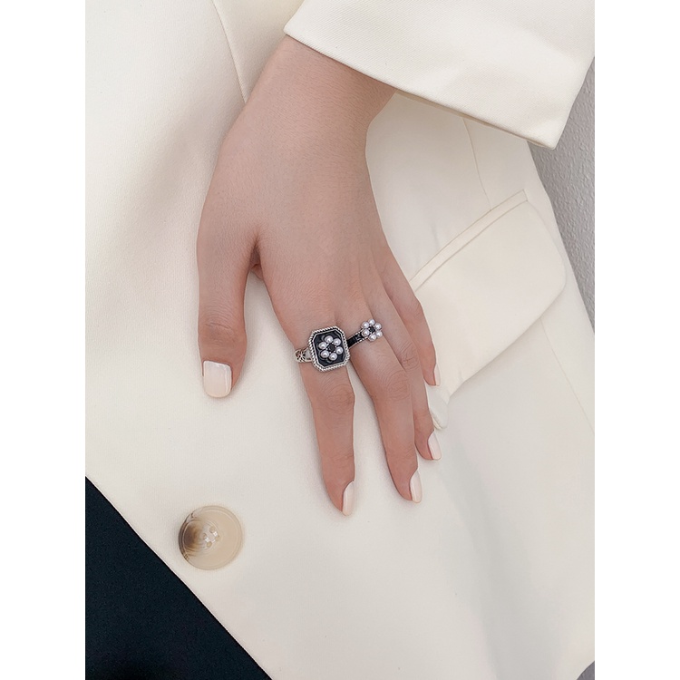 Nhẫn hở màu trắng đen hình hoa đính ngọc trai sang trọng