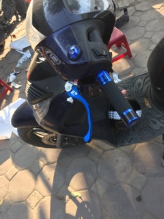 1 đôi tay nắm các bon xe máy