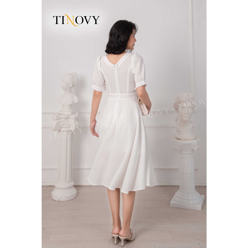 Đầm Trắng Xốp Có Tay TINOVY D22613