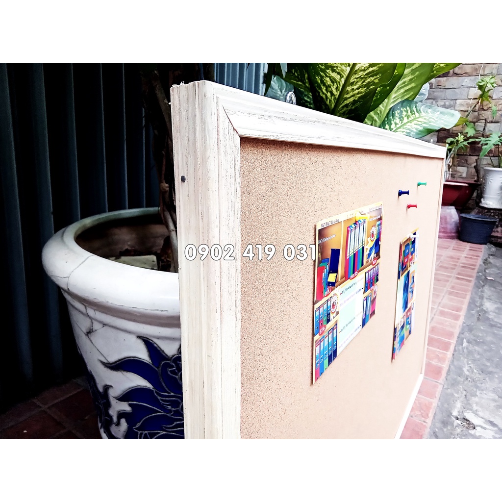 Bảng ghim gỗ bần ghim ảnh, tài liệu, postcard trang trí, khung gỗ 60x90cm dập vân nổi.( Tặng kèm ghim bảng )