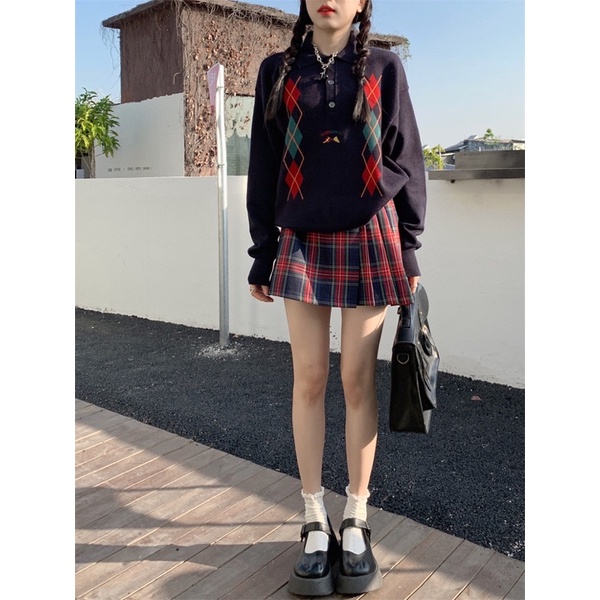Set áo len polo xanh navy hoạ tiết quả trám + chân váy kẻ caro dáng ngắn dễ thương Yannie
