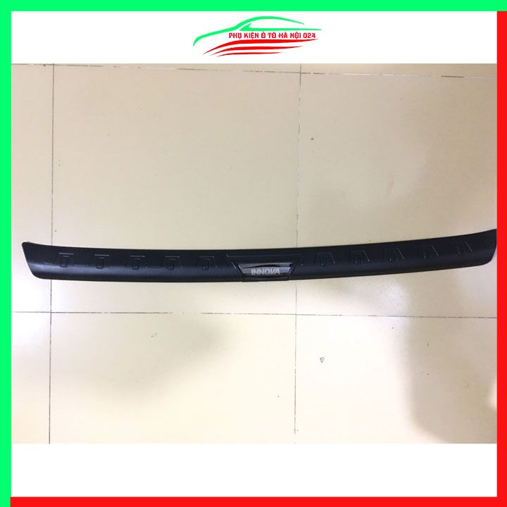 Ốp chống trầy cốp ngoài nhựa đen Innova 2008-2016 dán cốp sau chống xước trang trí xe