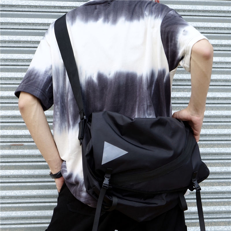 Túi đeo chéo phong cách hip hop cá tính