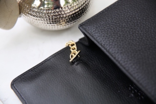 Ví cầm tay có dây đeo