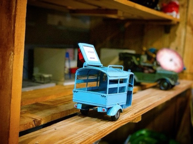 Mô hình trang trí kiểu xe Lam Việt Nam làm bằng tay