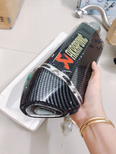 PÔ AKRAPOVIC CACBON lục giác CỰC ĐẸP KÈM CLIP GẮN MỌI LOẠI XE