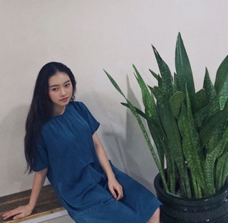 ▪️ Đầm suông lụa xanh navy xếp ly