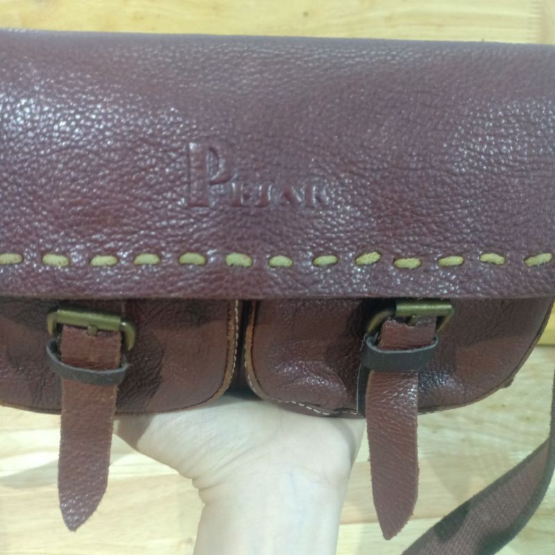 Túi đeo chéo da miếng dày mới secondhand  051212