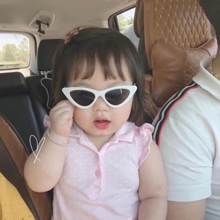 Kính mắt mèo trắng bé gái