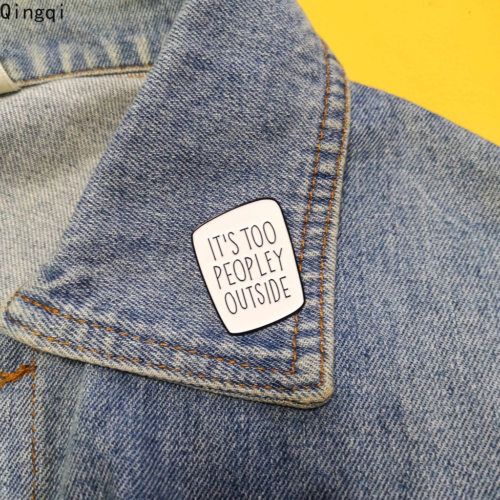 Ghim cài áo Miss Zoe tráng men hình câu nói vui nhộn it's too peopley bên ngoài