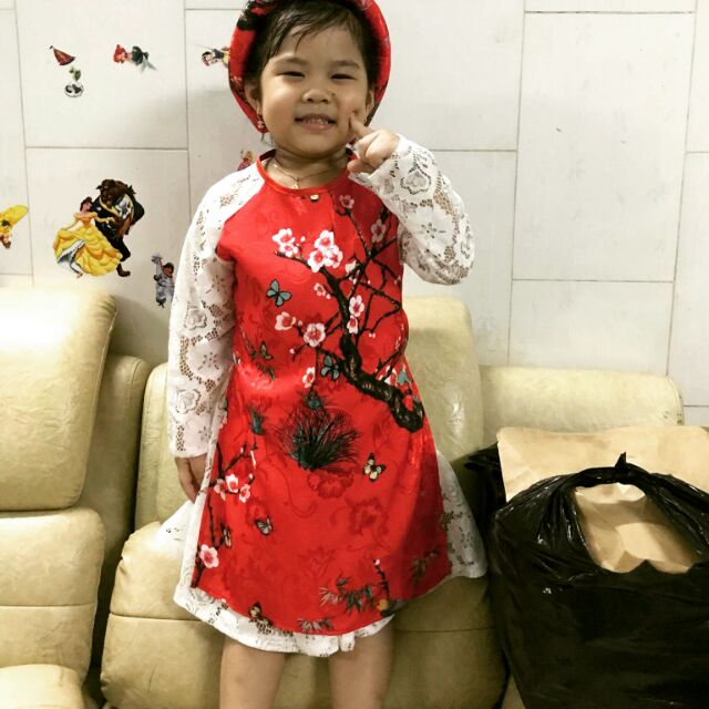 Áo dài cách tân cho bé gái, có ba màu vàng, hồng sen , đỏ, cho bé từ ba đến bảy tuổi, có váy ren không ngứa , có mấn