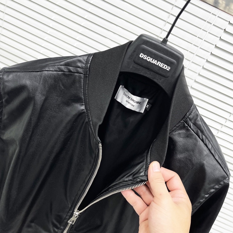 Áo khoác da nam Thom Browne bomber jacket thêu 4 sọc trắng tay lót gió bo chun dày dặn sang trọng