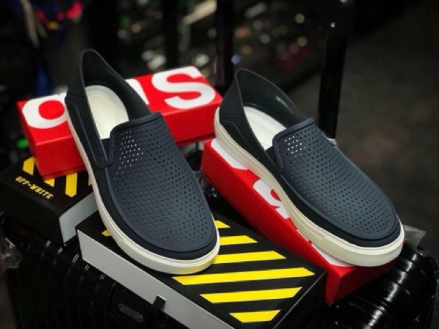 Giày Cross slip on dành cho Nam, phù hợp với mọi thời tiết.