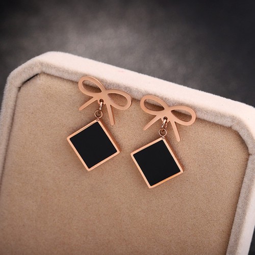 Bông Tai Nơ Tòn Ten Hình Vuông Titan Ko Đen TT 2500