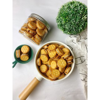 Bánh quy kẹp sữa kích thích vị giác nhờ nhân việt quất, thơm ngon, dễ tan, hỗ trợ kĩ năng nhai nuốt cho các bé