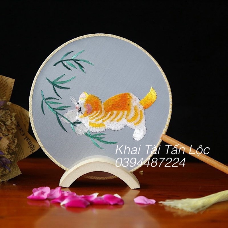 Quạt tròn cổ trang Tô Châu thêu mèo 1 mặt mèo vàng vui đùa