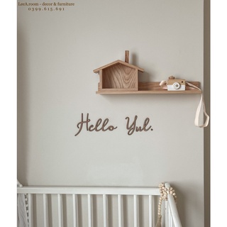 Kệ gỗ gắn tường kèm ngôi nhà gỗ decor phòng em bé