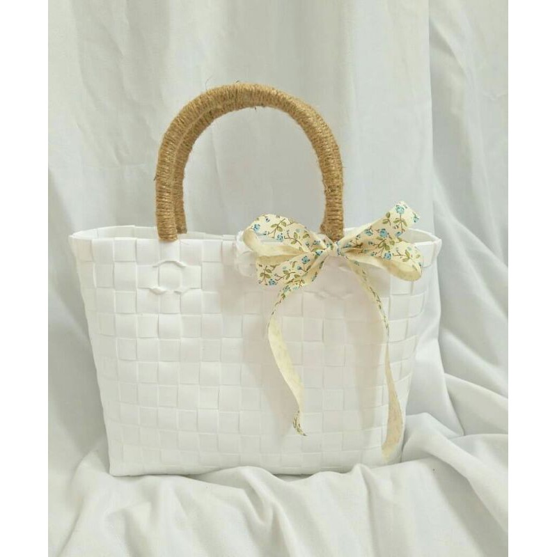 Giỏ đan đính nơ xinh