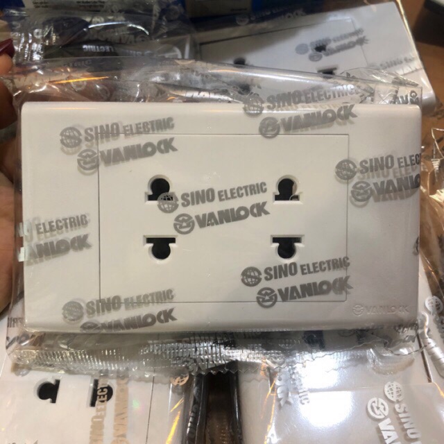 Ổ cắm đôi 2 chấu S18 SiNo