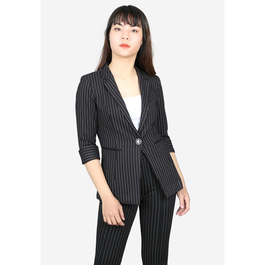 Áo vest 2 lớp dáng dài vải thô kẻ trắng tay lỡ phối măng séc tay cổ ve nhọn 1 khuy The One Fashion AVB0691KET