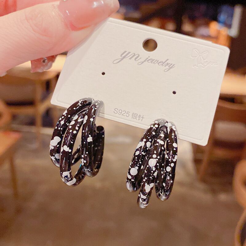 Bông tai nữ bò sữa HOT TREND trắng đen cá tính siêu xinh khuyên tai nhiều kiểu dáng TOBI STORE TB349