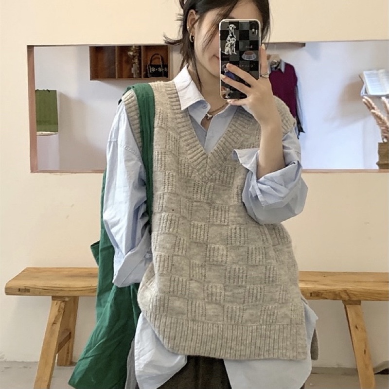Áo gile len cổ V dáng xuông xẻ tà màu xám/ xanh lá hoạ tiết đan kẻ ô nổi hàn quốc trendy ấm áp xinh xắn
