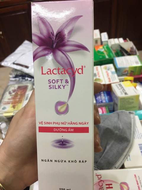 Dung dịch vệ sinh Lactacyd Soft &amp; Silky 250ml