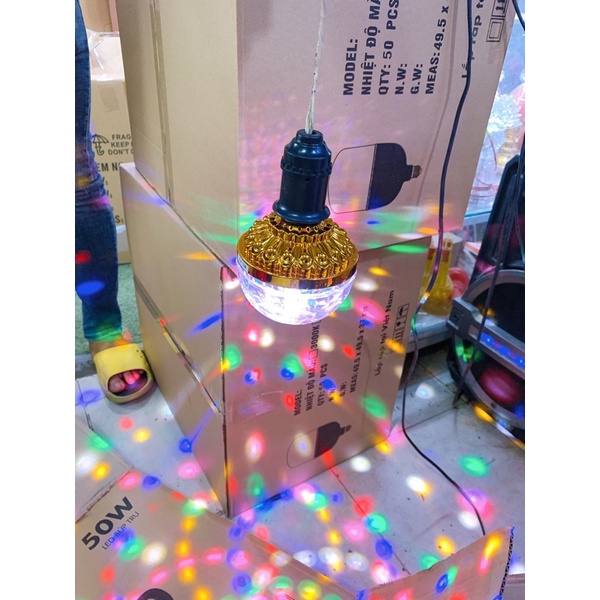 HÀNG NOEL Đèn led nháy chớp 7 màu tự xoay đui tròn, màu vàng sang trọng, đèn led trang trí bar, quẩy nhạc