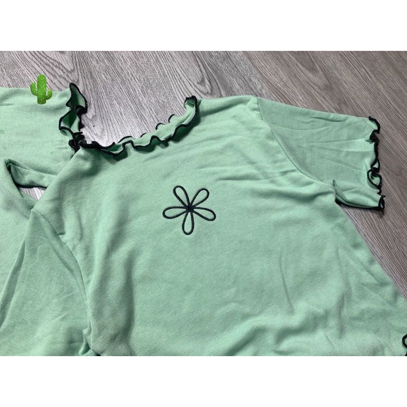 Áo croptop thêu hoa xanh ngọc