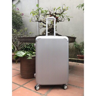 Vali nhựa sọc, bịt góc VL0013, chống xước cao cấp, bánh xoay linh hoạt, tay kéo chắc chắc. Ảnh thật shop chụp đó nhé.