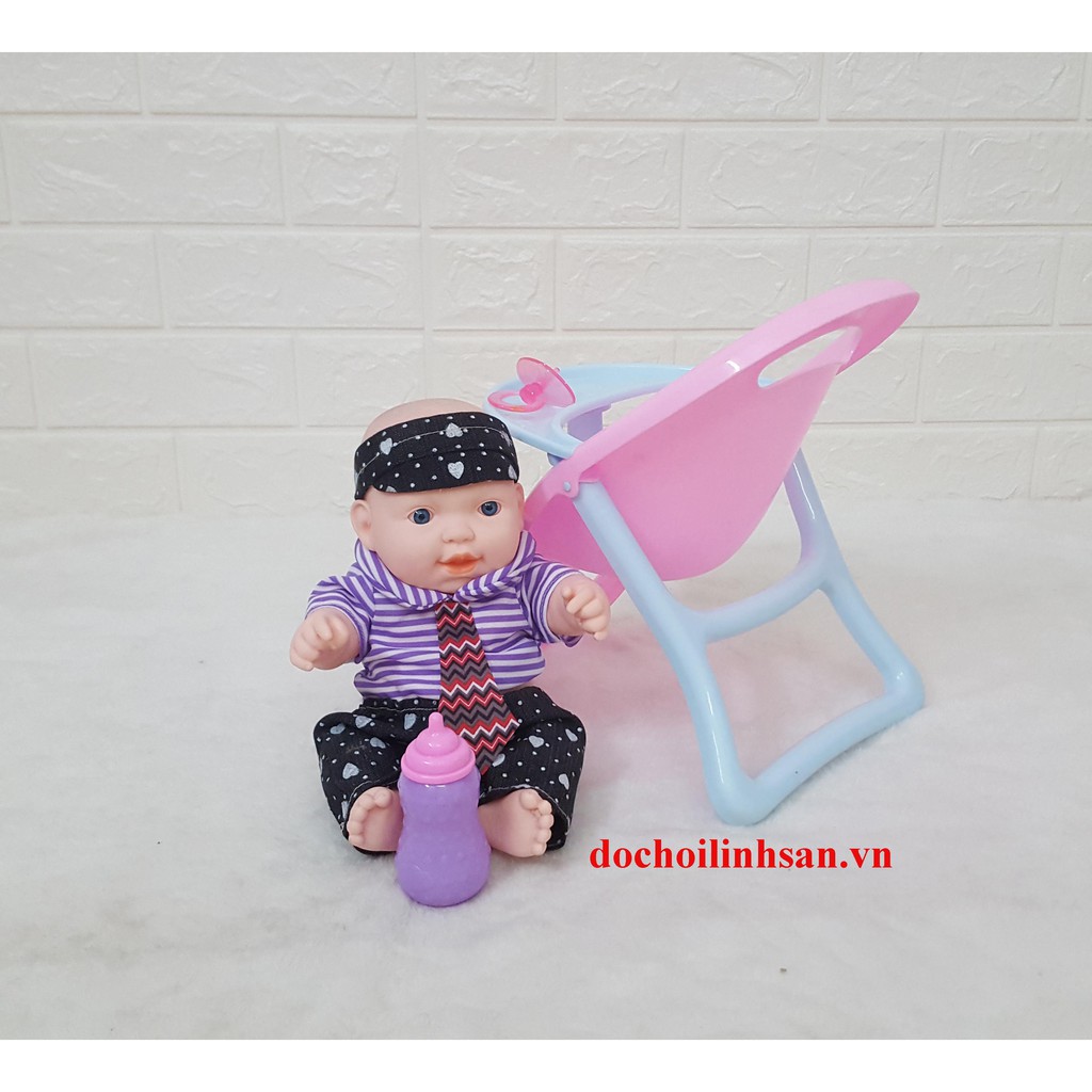 ĐỒ CHƠI BÚP BÊ NGỒI GHẾ TẬP ĂN ÁO KẺ TÍM THẮT CAVAT