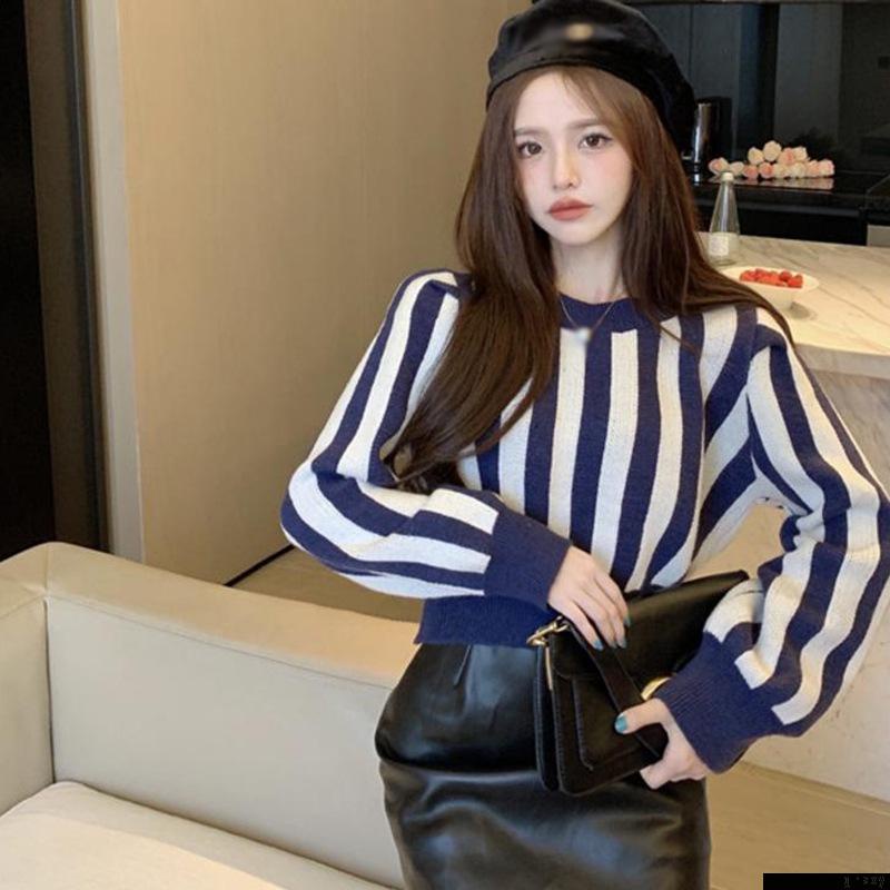 Áo len croptop tay dài cổ tròn họa tiết kẻ sọc phong cách Hàn Quốc thời trang cho nữ