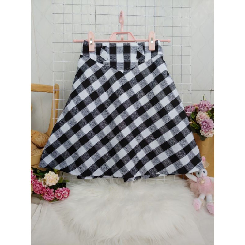 Chân váy caro trắng đen dáng chữ A