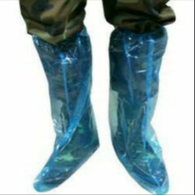 Ủng nilon chống nước làm bẩn giày chân khi đi mưa